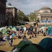 Los manifestantes propalestinos en la Universidad de Columbia desafían el ultimátum para desmantelar el campamento