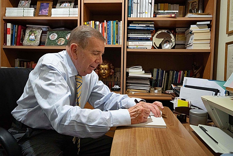 El candidato presidencial venezolano Edmundo González durante una entrevista en Caracas