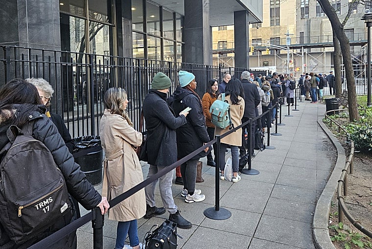 Algunos ciudadanos hacen fila para intentar acceder a una sala anexa para seguir el juicio