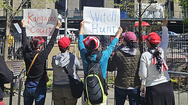 Seguidoras de Trump, como todos los días, se reúnen frente a la Corte Suprema neoyorquina