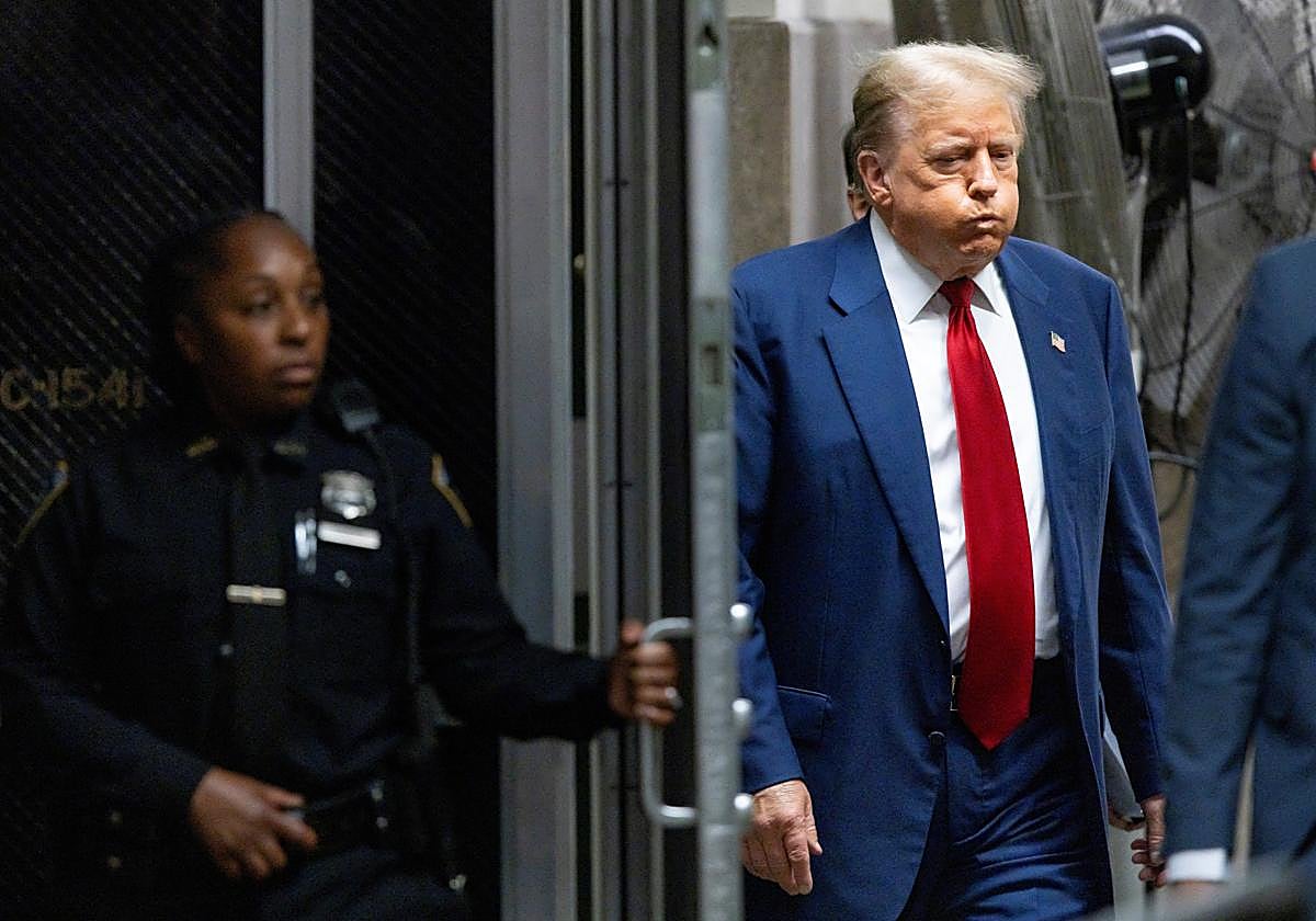 El expresidente de Estados Unidos Donald Trump caminando a la salida del Tribunal Supremo de Nueva York