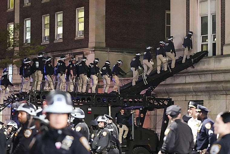 La policía de Nueva York ingresa a la Universidad de Columbia