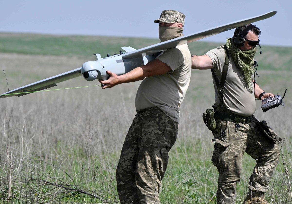 Pilotos de drones ucranianos se preparan para lanzar uno de estos artefactos en Donetsk