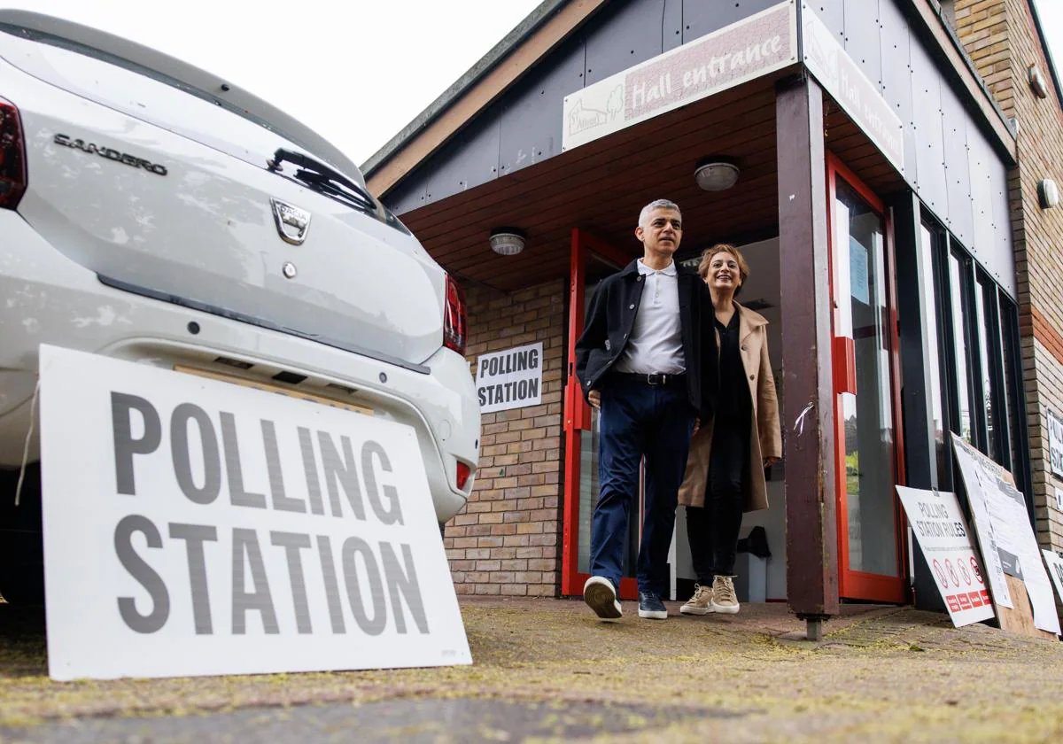 El alcalde de Londres, Sadiq Khan, y su esposa, tras votar