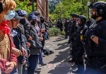 Manifestantes y agentes de Policía se contemplan frente a frente en la Universidad de Portland (Oregón)