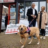 El alcalde de Londres, Sadiq Khan (i), y su esposa, Saadiya Khan (d), posan para los medios con su perra Luna