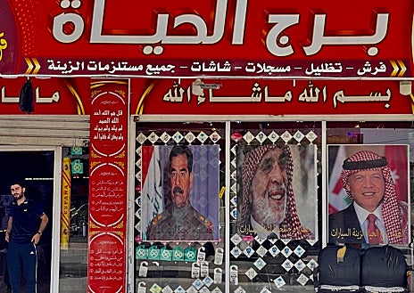 Imagen secundaria 1 - En el valle del Jordán se resumen buena parte de los agravios históricos de Oriente Próximo, como se ve en este búnker abandonado del Ejército jordano bajo los Altos del Golán (imagen superior). Frente a los recelos hacia Irán por ser chií, en Jordania se sigue viendo mucho cariño al difunto dictador de Irak, Sadam Husein (arriba a la izquierda). Como recuerdo de la sangrienta guerra civil en la vecina Siria, en el cementerio de Ramtha están enterrados algunos de sus 'mártires', como se denomina a los rebeldes que lucharon contra el régimen de Al Assad (arriba a la derecha)