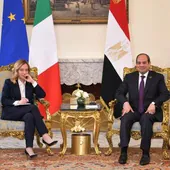 El presidente egipcio, Abdel Fattah al-Sisi, con la primera ministra italiana, Giorgia Meloni, en el palacio Al-Ittihadiya de El Cairo, Egipto, el 17 de marzo de 2024