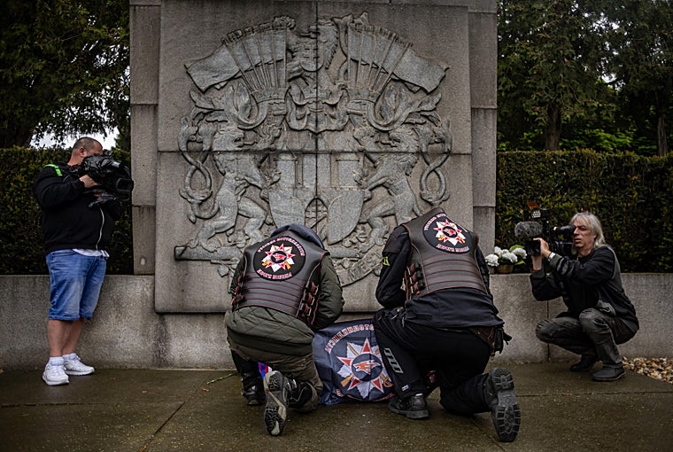 El grupo de ciclistas Night Wolves Europe visita el Monumento a la Victoria Soviética de la Segunda Guerra Mundial en Praga