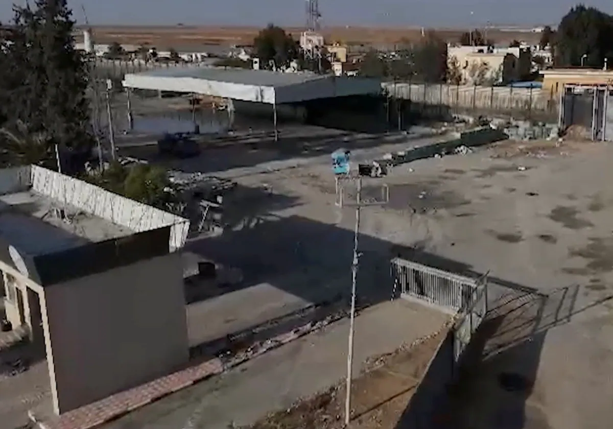 Israeli soldiers operate on the Gazan side of the Rafah crossing