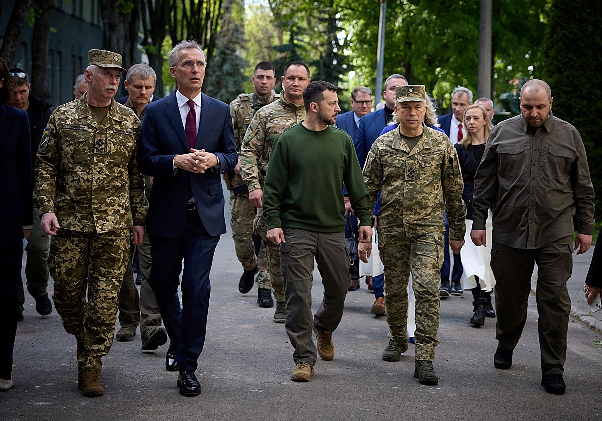 Stoltenberg, Zelenski, el comandante en jefe de las Fuerzas Armadas de Ucrania, el coronel general Oleksandr Syrski, y el ministro de Defensa de Ucrania, Rustem Umerov, reunidos en Kiev el mes pasado