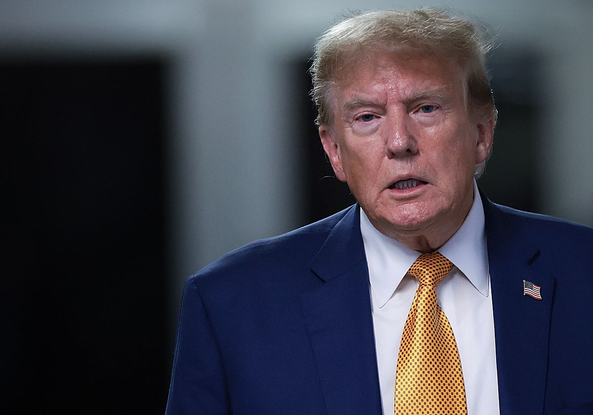 El expresidente estadounidense Donald Trump habla con la prensa al final del día de su juicio