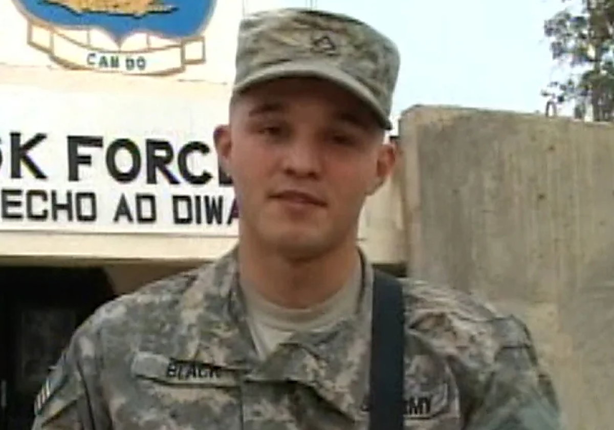 El soldado Gordon Black en una imagen de un vídeo mandando saludos a sus padres cuando estaba destinado en Irak