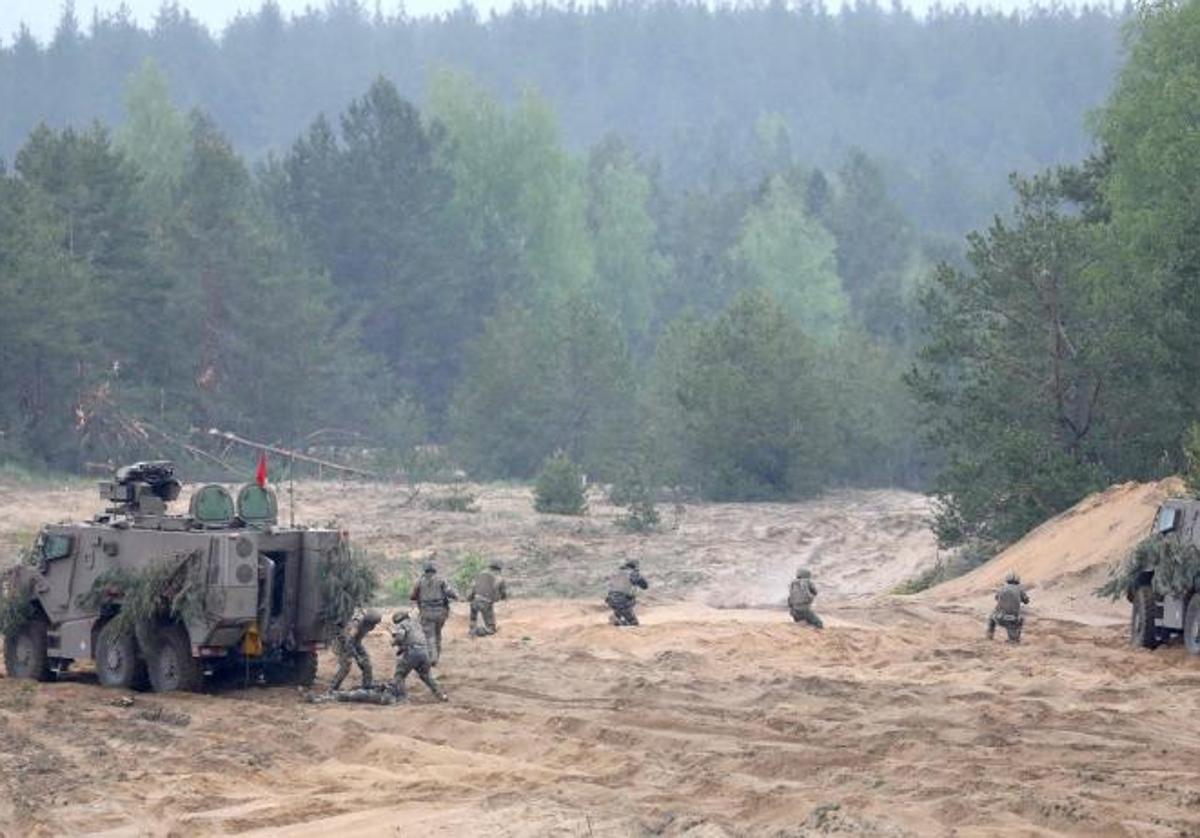 Los soldados participan en los ejercicios de tiro de combate del ejército lituano y de la brigada franco-alemana en el área de entrenamiento General Silvestras Zukauskas en Pabrade, Lituania