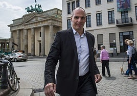 El exministro griego Yanis Varoufakis denuncia a Alemania por impedirle la entrada al país