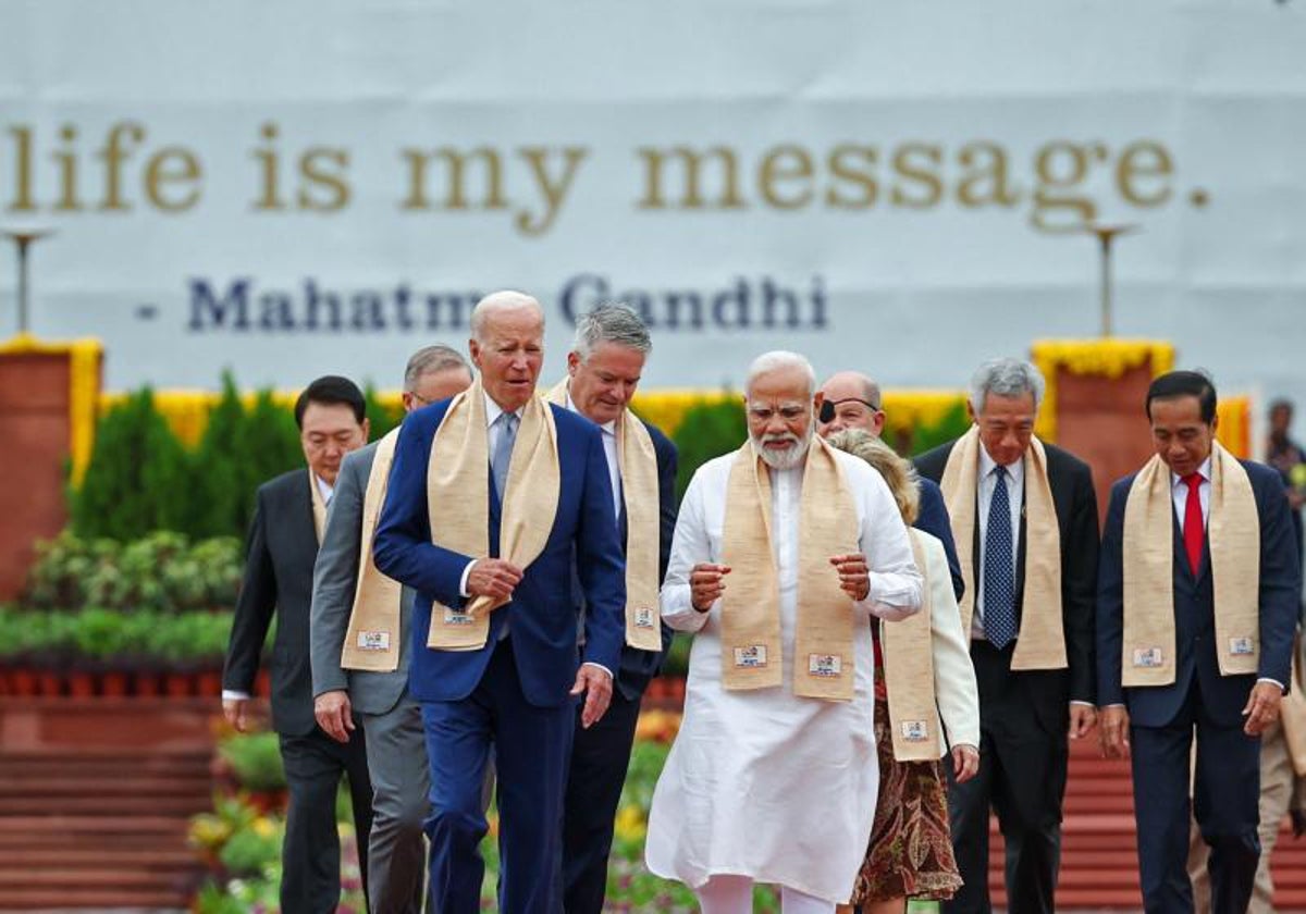 El primer ministro de la India, Narendra Modi (centro), el presidente estadounidense Joe Biden (izq.) llegan para presentar sus respetos al monumento a Mahatma Gandhi, el 10 de septiembre de 2023.