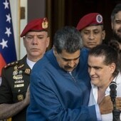 El presidente de Venezuela, Nicolás Maduro (i), recibe al empresario colombiano Alex Saab tras ser liberado por Estados Undios