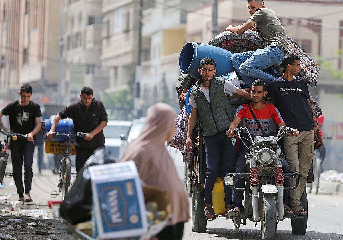Gazatíes abandonan el centro de Rafah ante la orden de evacuación de Israel
