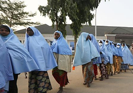 Un político de Nigeria se casará con 100 huérfanas menores que perdieron a su familia en ataques de grupos criminales