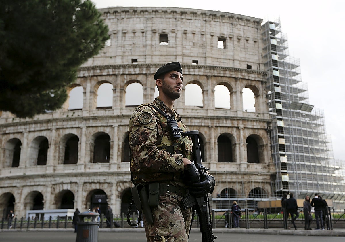 Un soldado del ejército italiano patrulla frente al Coliseo de Roma, en una foto de archivo