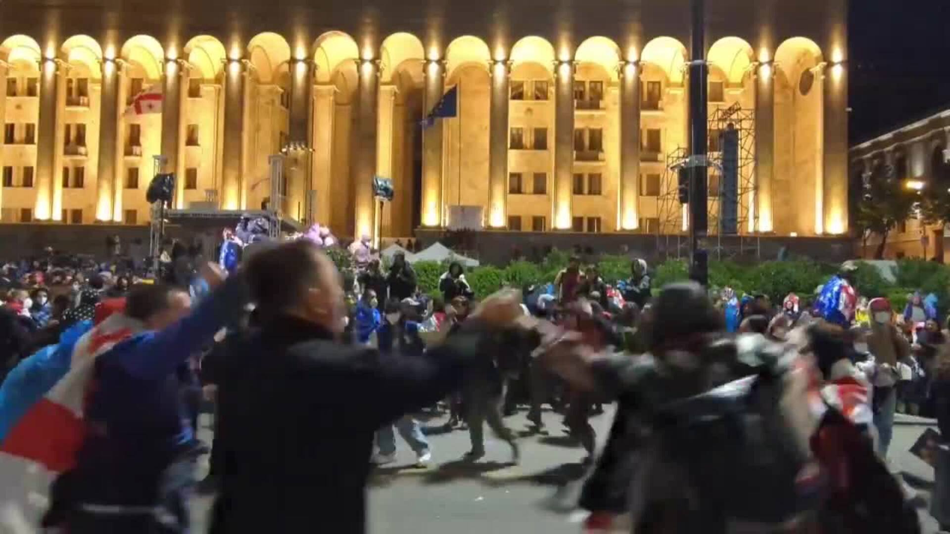 Miles de georgianos vuelven a la calle contra polémica ley y ya hay detenidos