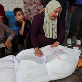 En el hospital Al Aqsa, Gaza, los familiares de un palestino lamentan su muerte
