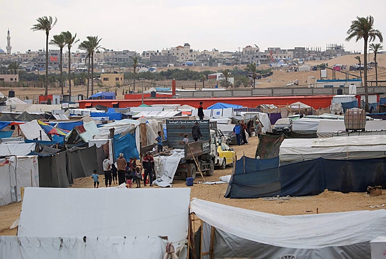 Los palestinos empacan sus pertenencias mientras se preparan para huir de Rafah, en el sur de la Franja de Gaza