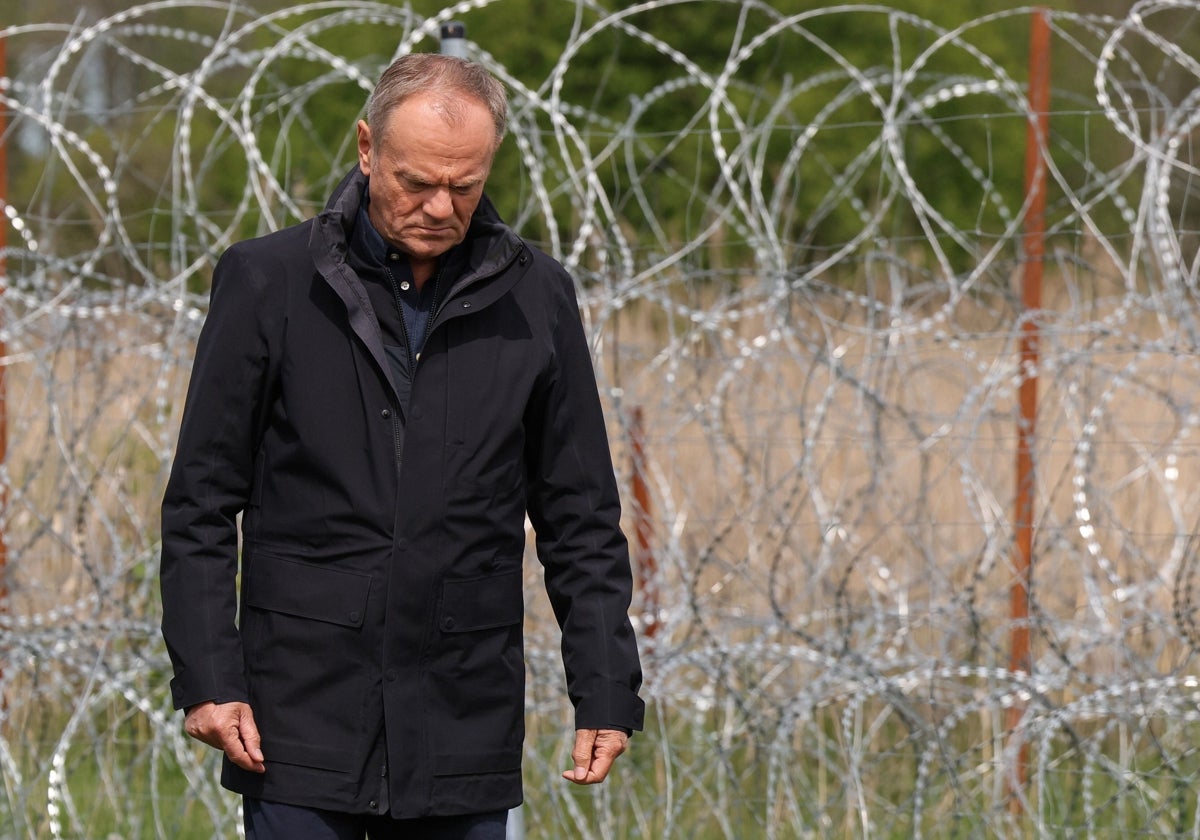 El primer ministro de Polonia, Donald Tusk, en la frontera con Bielorrusia