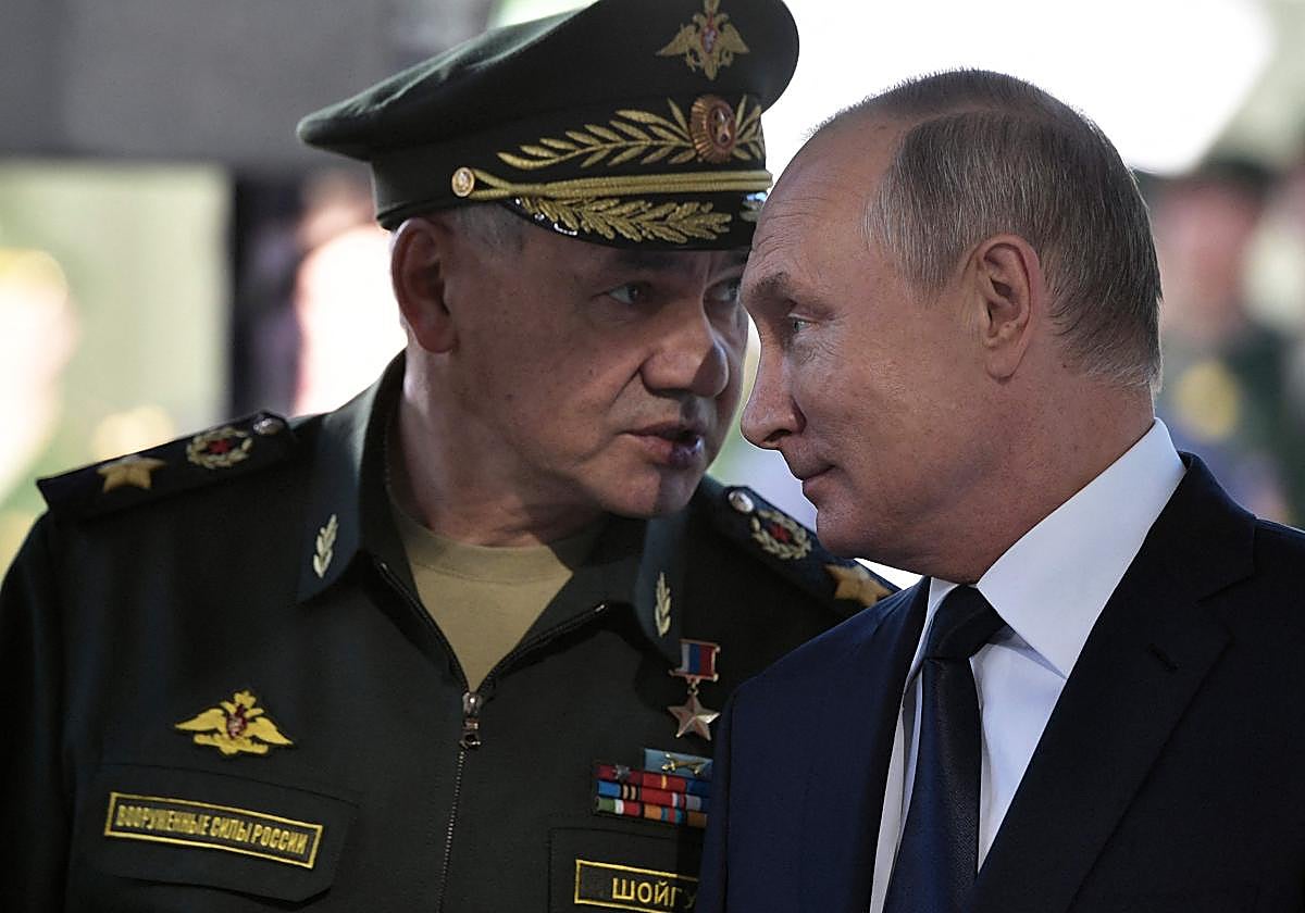 Shoigu, ex ministro de Defensa, con Putin en una imagen de archivo