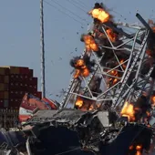 Comienza la demolición con explosivos del puente de Baltimore que colapsó por el choque de un carguero