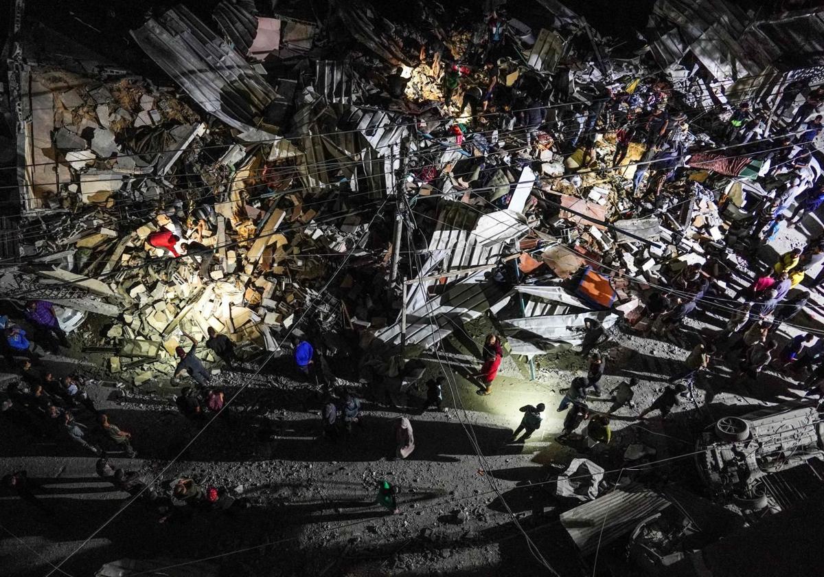 Los palestinos reparan edificios tras los bombardeos israelíes en Nuseirat, Franja de Gaza