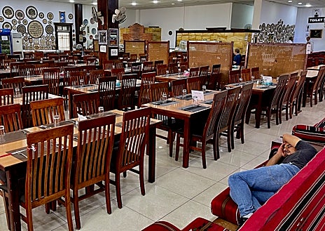 Imagen secundaria 1 - Otro de los destinos más populares de Jordania, el mar Rojo, también ha sufrido una drástica reducción de turistas, primero por la guerra en Gaza y ahora por el ataque de Irán contra Israel con cientos de misiles y drones en abril. Así se aprecia en hoteles y complejos de vacaciones de lujo como Grand Tala Bay (imagen superior), en los restaurantes y tiendas de suvenires que pueblan la carretera de Amán a Áqaba (arriba a la izquierda) y en sus playas de arena blanca y fondos de coral (arriba a la derecha), que están desiertas