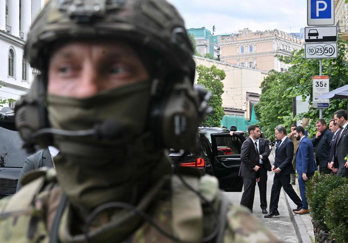 El secretario de Estado de los Estados Unidos, Antony Blinken (4ª derecha), camina hacia un automóvil después de caminar por Kiev