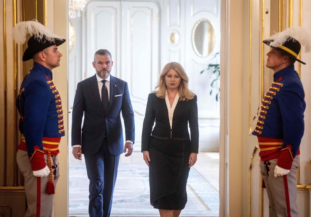 La presidenta eslovaca, Zuzana Caputova, y el presidente electo, Peter Pellegrini, antes de su conferencia de prensa ayer en Bratislava