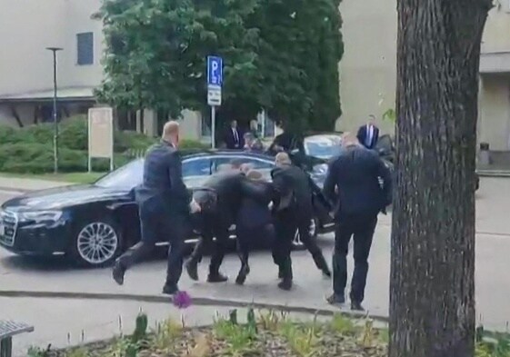 Personal de seguridad transporta al Primer Ministro de Eslovaquia, Robert Fico, hacia un vehículo después de que le dispararan en Handlova