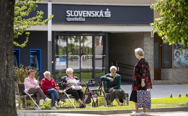 Imagen principal - Handlova, el escenario del intento de magnicidio en la UE: «Todos somos de Fico, por eso había poca seguridad»