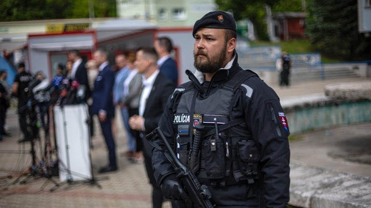 Un policía hace guardia mientras el Presidente electo eslovaco Peter Pellegrini se dirige a los medios de comunicación