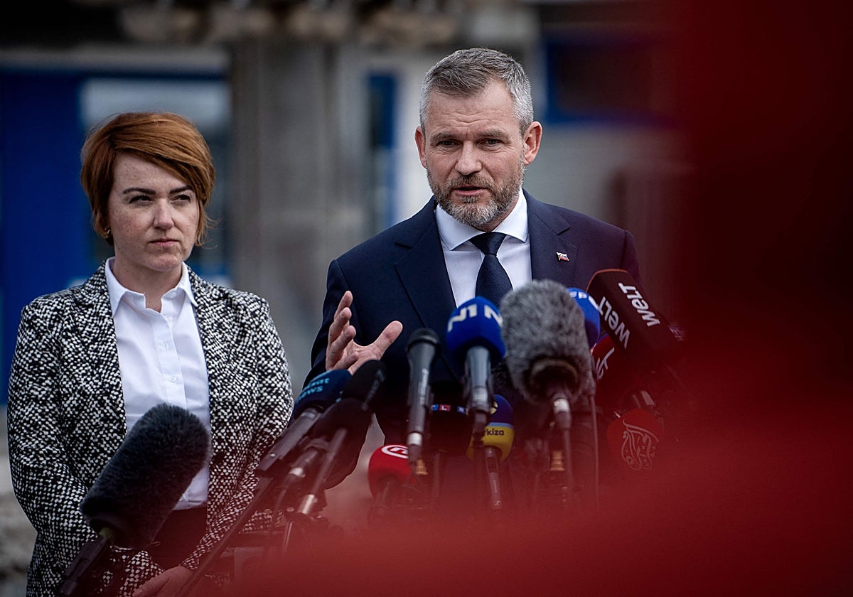 El presidente electo de Eslovaquia, Peter Pellegrini, se dirige a los periodistas frente al hospital de Banska Bystrica