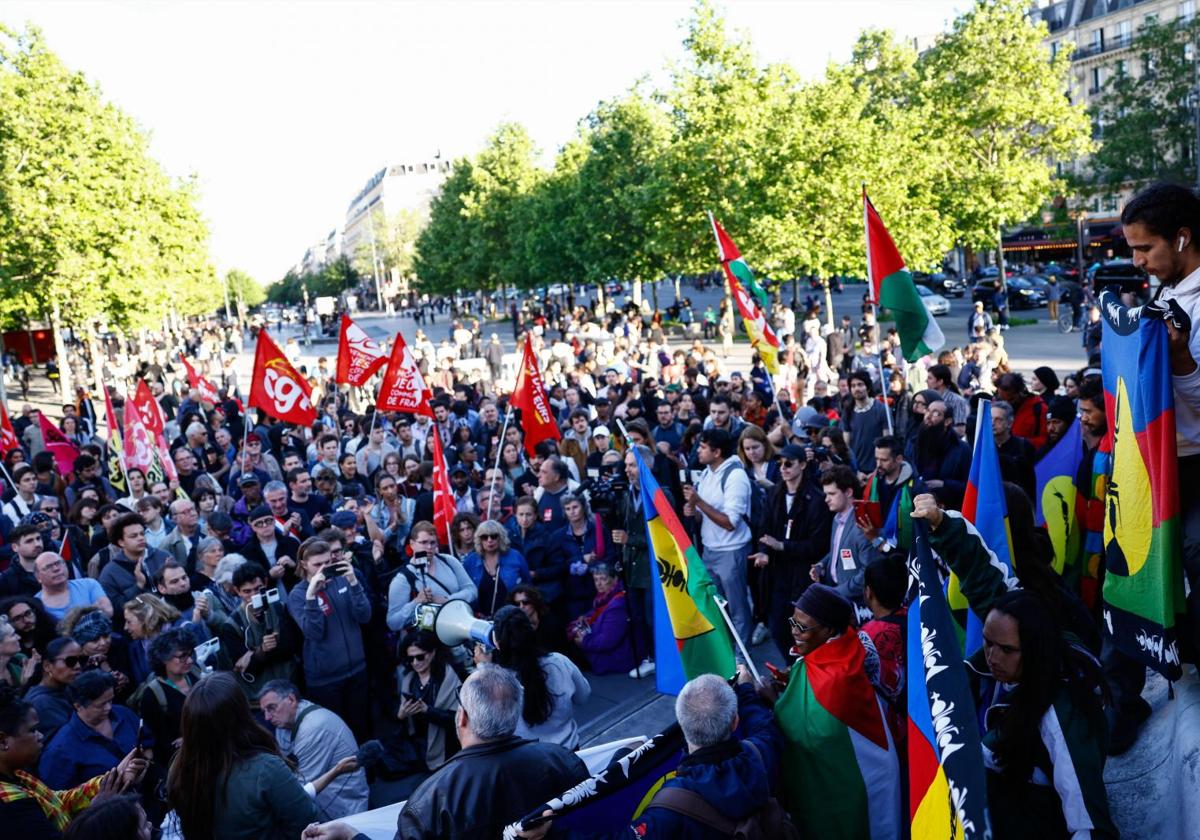 Manifestantes participan en una concentración convocada por activistas caledonios en solidaridad con el pueblo canaco, en la Plaza de la República de París, Francia