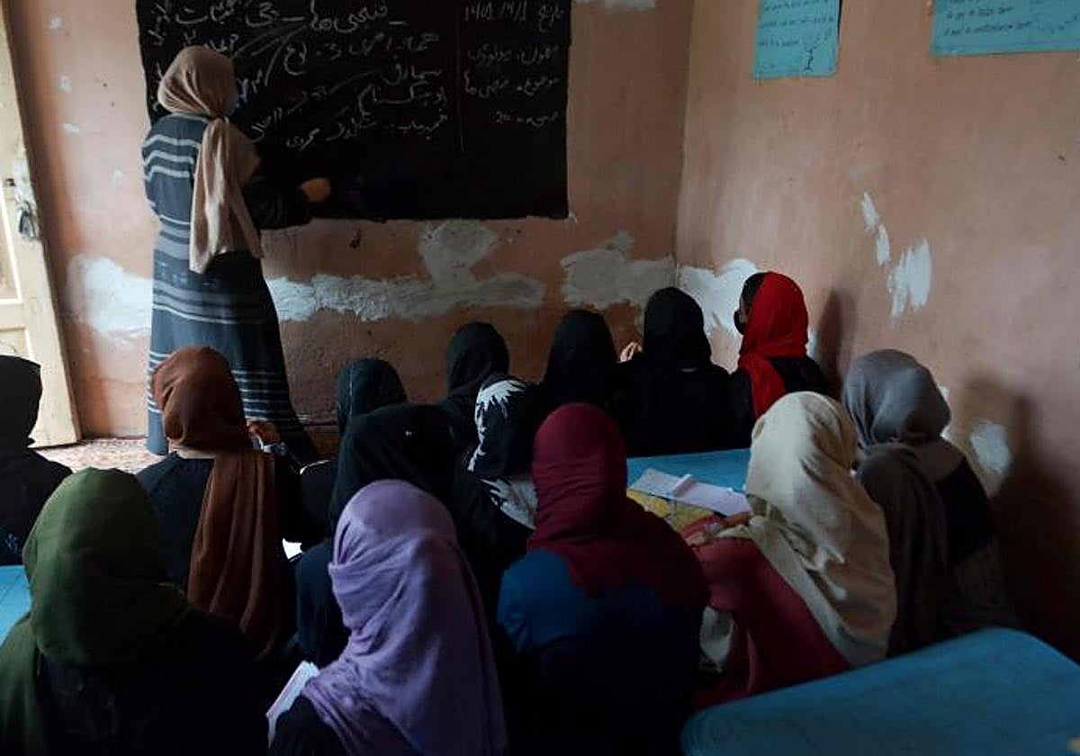 Niñas estudiando en una escuela secreta en un lugar no revelado de Afganistán