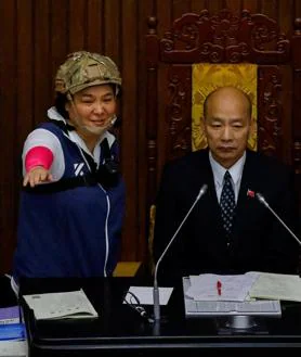 Imagen secundaria 2 - Batalla campal en el Parlamento de Taiwán: un diputado roba un proyecto de ley y sale corriendo