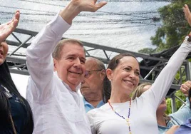 El candidato presidencial de la Plataforma Unitaria Democrática (PUD), Edmundo González, acompañado de la líder opositora María Corina Machado