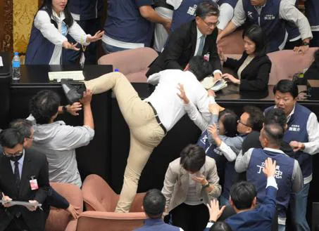 Imagen secundaria 1 - Batalla campal en el Parlamento de Taiwán: un diputado roba un proyecto de ley y sale corriendo