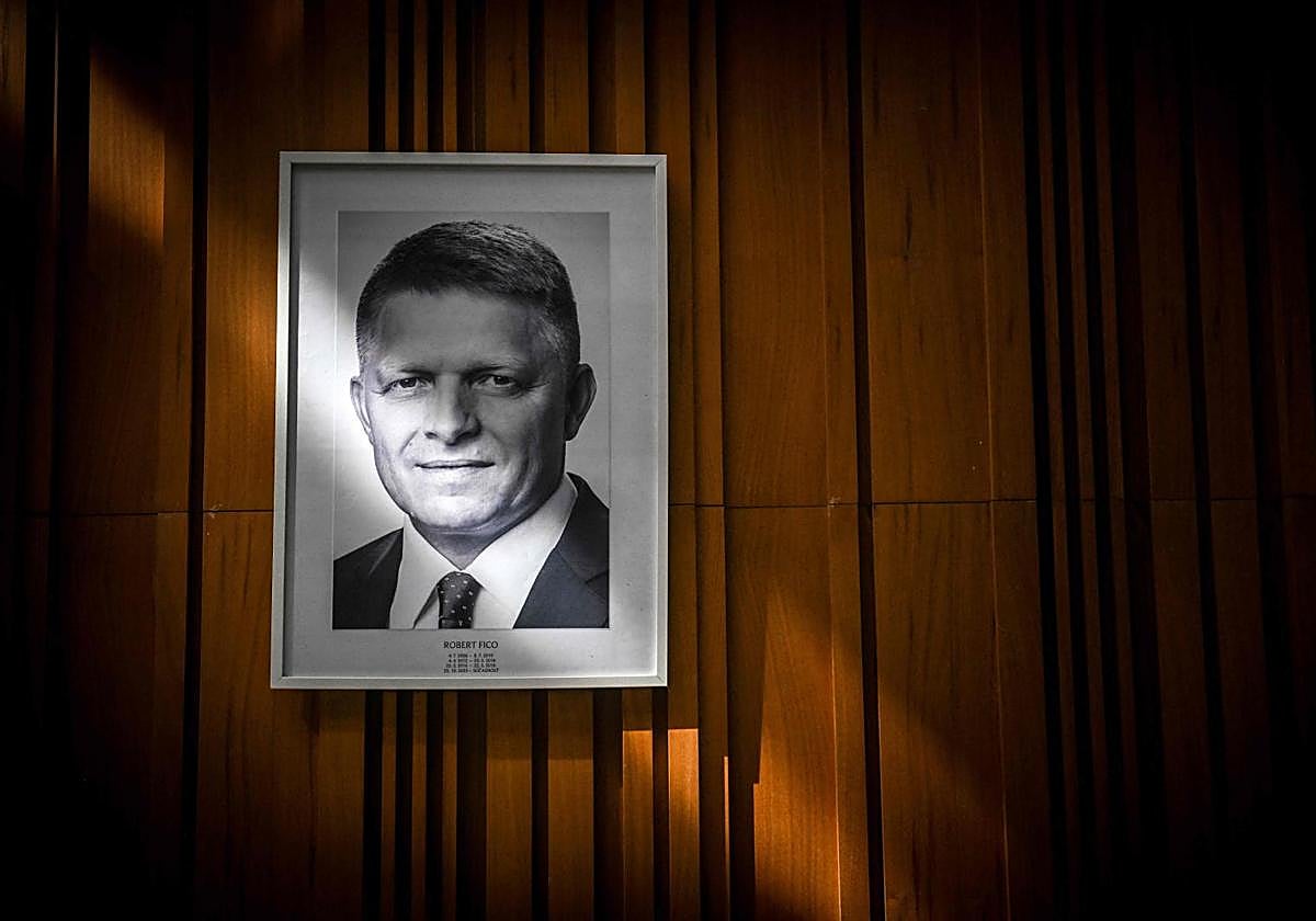 El retrato del Primer Ministro eslovaco, Robert Fico, se ve en la pared de la Oficina del Gobierno de la República Eslovaca en Bratislava