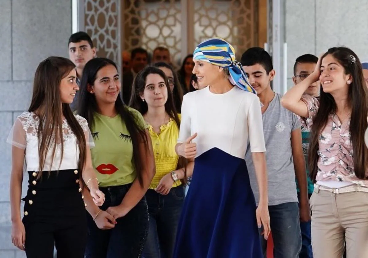 Asma Al Asad, en un acto con estudiantes