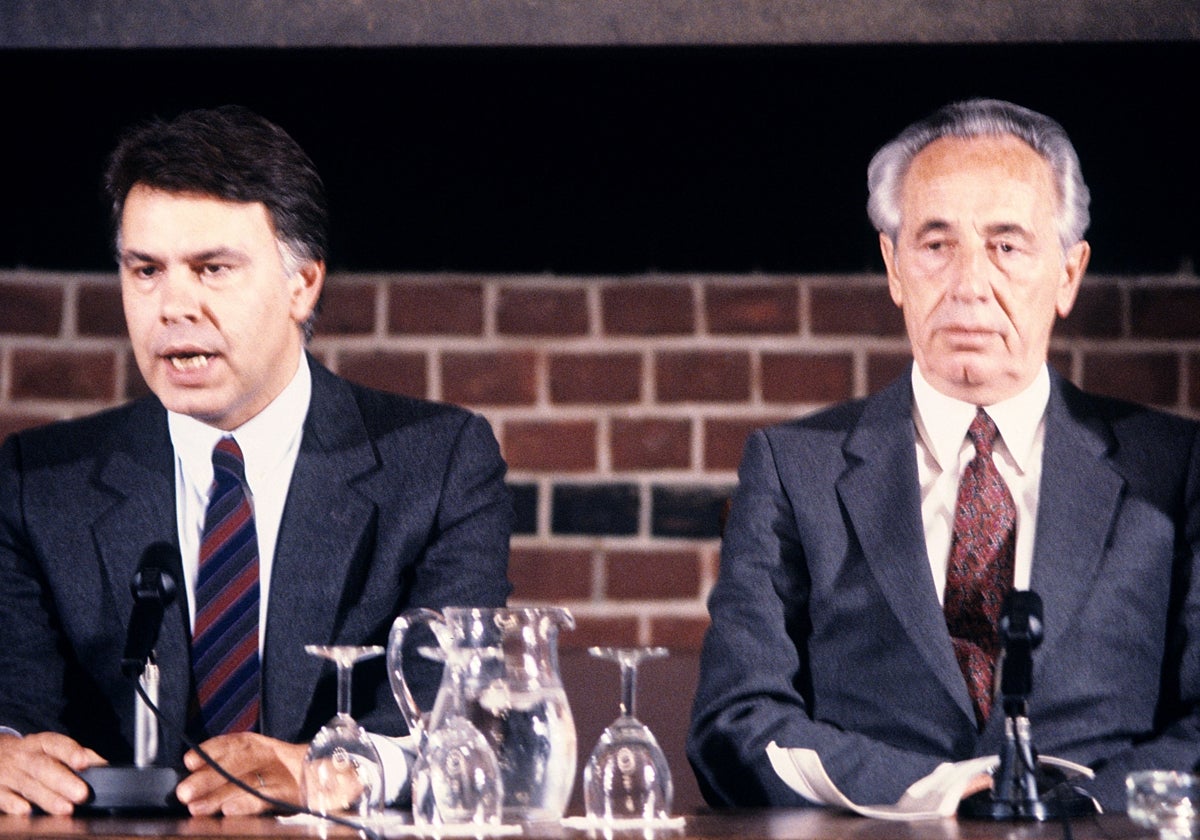 Felipe González y Simón Peres firmaron en enero de 1986 el establecimiento de relaciones bilaterales