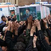 Dolientes reunidos alrededor del ataúd de Raisi durante una procesión fúnebre en Tabriz