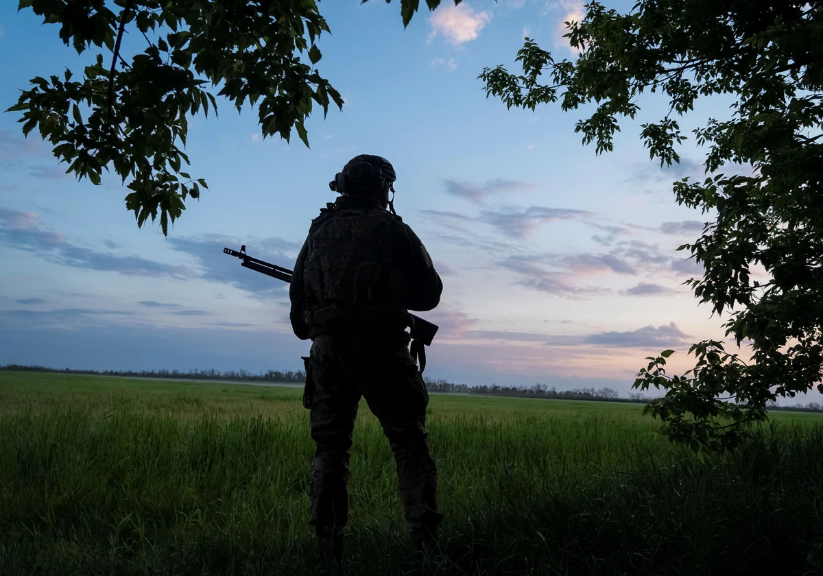 Un soldado ucraniano vigila el horizonte en la región de Járkov