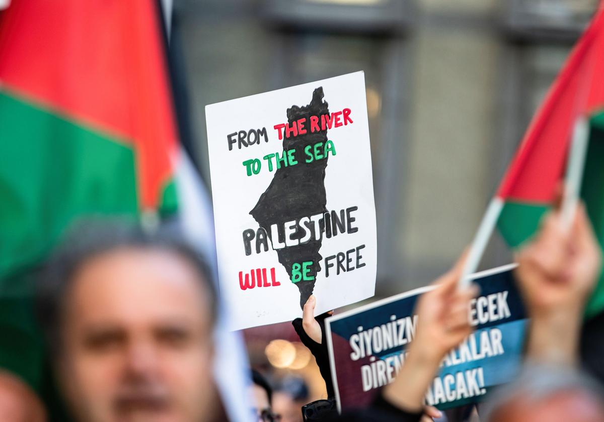 'Desde el río hasta el mar, Palestina vencerá' es como se suele traducir en castellano