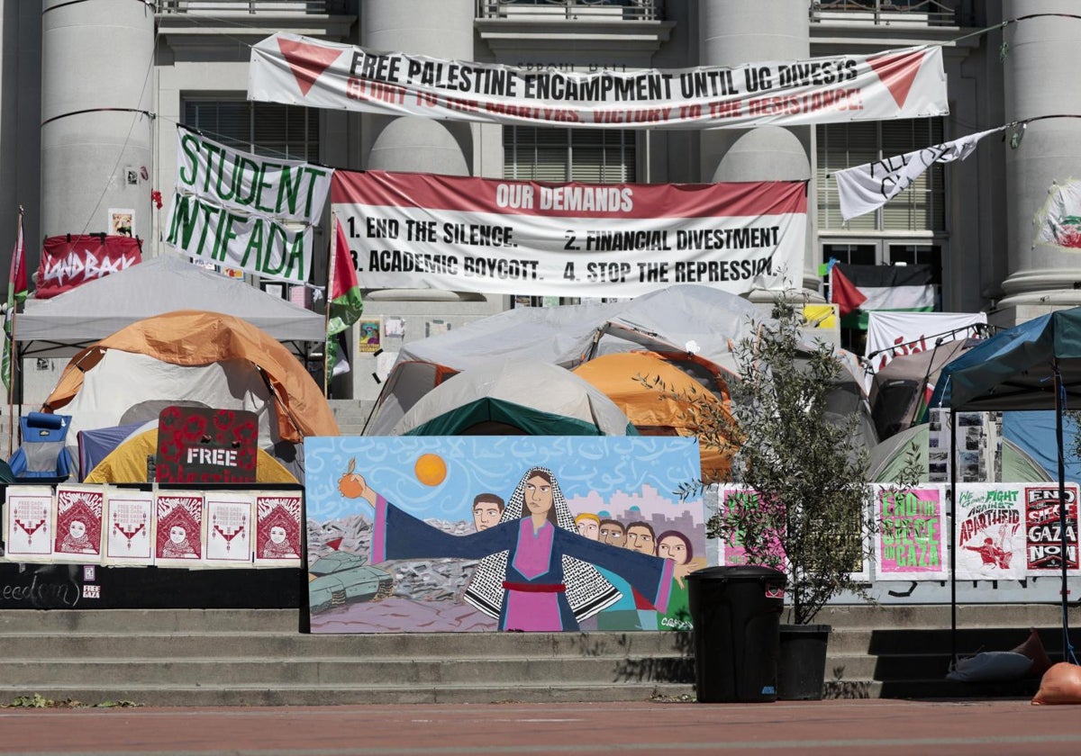 Carteles en un campamento de estudiantes que se manifiestan a favor de Palestina en el campus de la Universidad de California Berkeley